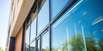 物业会负责擦外面的玻璃吗？