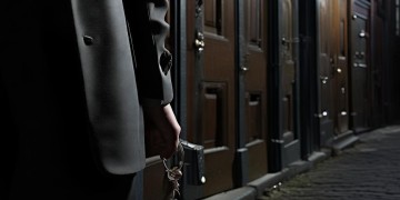 房东委托物业锁门，这违法吗？